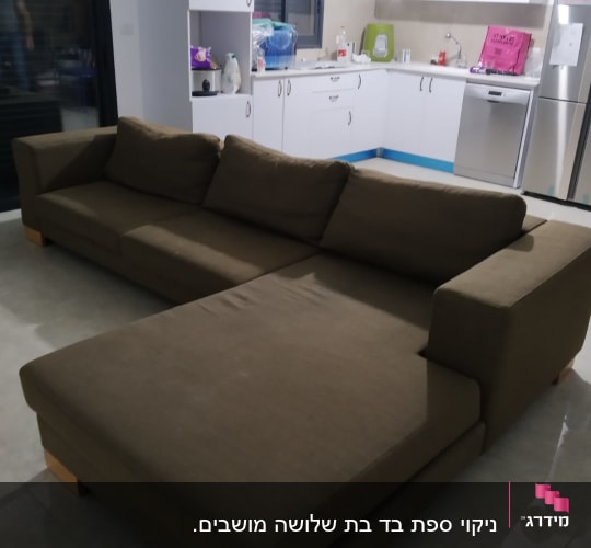 ספה חומה גדולה בחדר מגורים עם מטבח